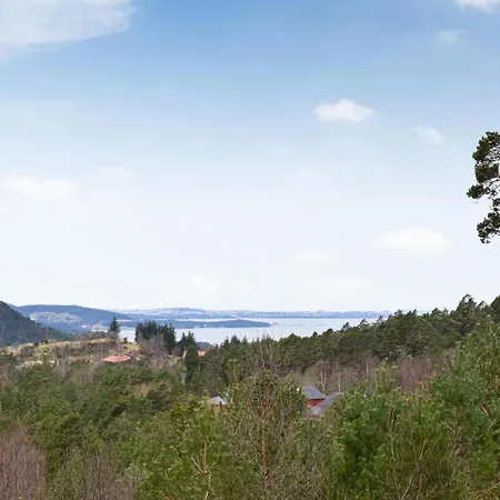 3 Bedroom Gorgeous In Holiday home Jorpeland